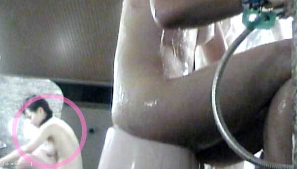 銭湯の盗撮映像の遠くに映り込んでいた体を洗う巨乳輪な女性